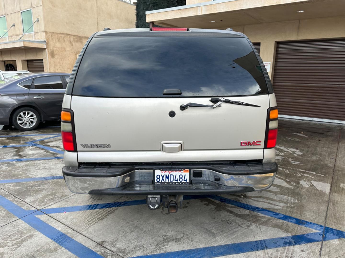 2006 BEIGE /Gray GMC Yukon SL 2WD (1GKEC13T66R) with an 5.3L V8 OHV 16V engine, 4-Speed Automatic Overdrive transmission, located at 30 S. Berkeley Avenue, Pasadena, CA, 91107, (626) 248-7567, 34.145447, -118.109398 - Embrace Power and Comfort: 2006 GMC Yukon with Leather, Moon-Roof, and Third-Row Seating Available in Pasadena, CA Step into the realm of rugged luxury with the 2006 GMC Yukon, now available at our BHPH dealership in Pasadena, CA. This robust SUV, featuring a luxurious leather interior, a moon-ro - Photo#4